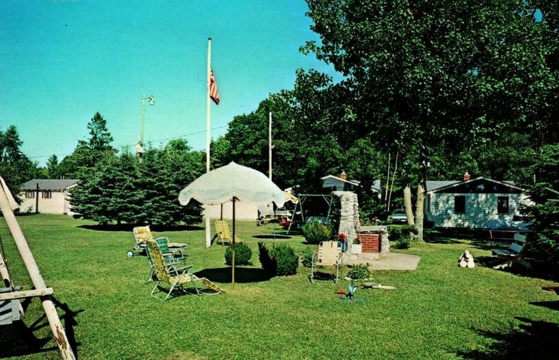 Pines of Paradise (Lake View Motor Court) - Vintage Postcard